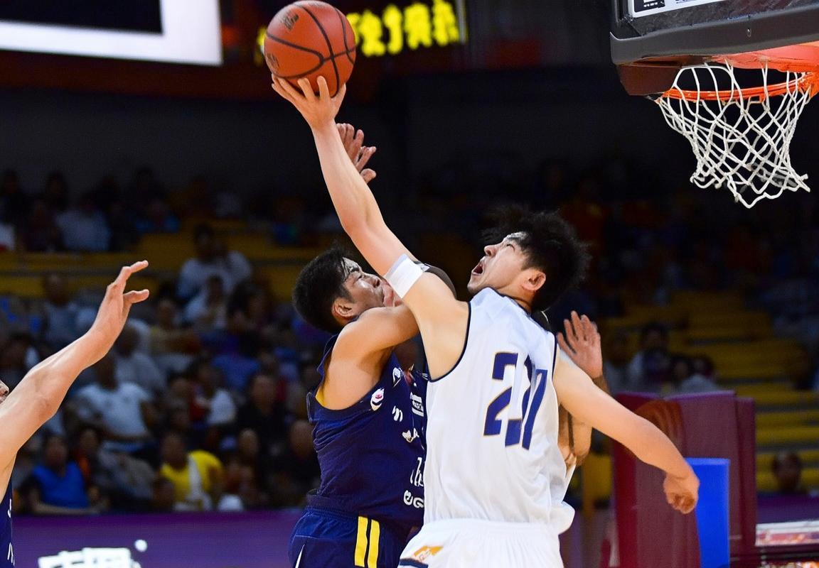 2019 CBA山东新疆巅峰对决：激情与技巧的艺术瞬间(图3)